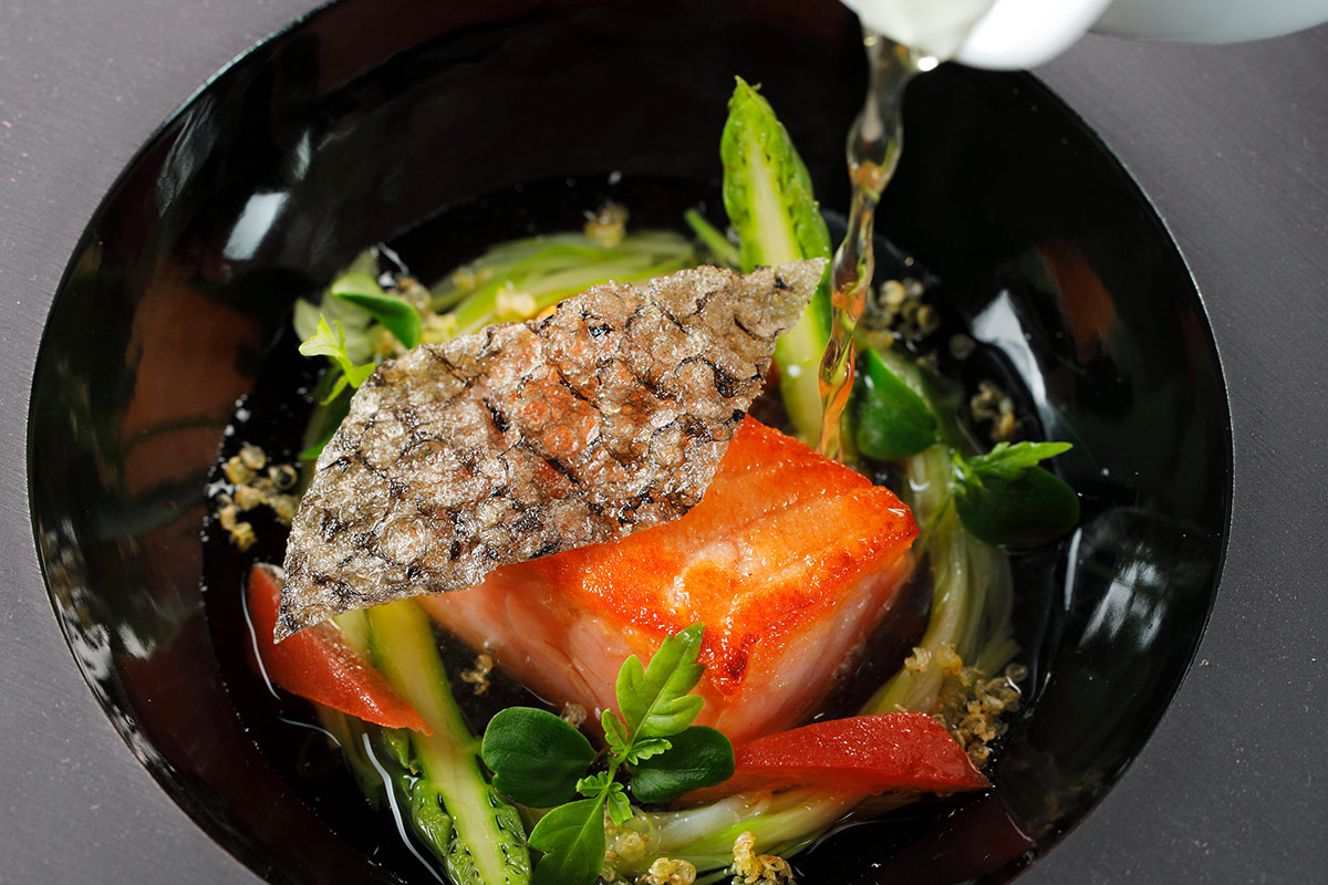 Salmone scottato con punte di asparagi e brodo dashi Salmone scottato con punte di asparagi e brodo dashi Salmone scottato con punte di asparagi e brodo dashi Salmone scottato con punte di asparagi e brodo dashi