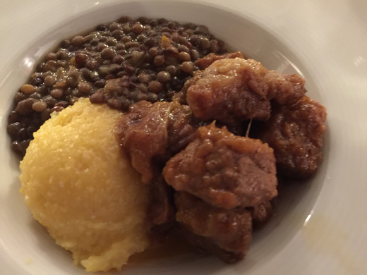 Bocconcini di maialino di Norcia alla birra con polenta e lenticchie di Castelluccio