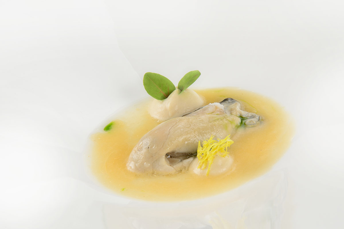 Ostrica, brodo di sedano rapa e burro nocciola Ostrica, brodo di sedano rapa e burro nocciola