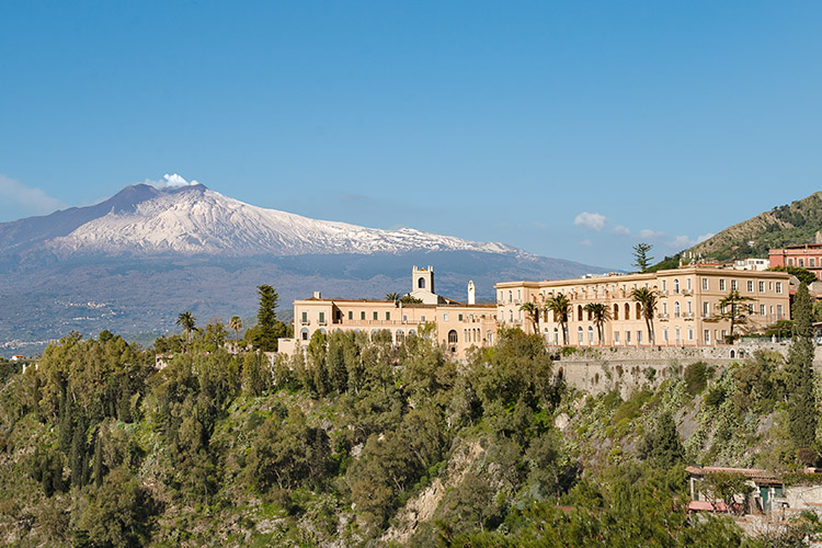 Il San Domenico Palace apre dopo una ristrutturazione pluriennale  Riapre il San Domenico PalaceFour Seasons e Mantarro in cucina