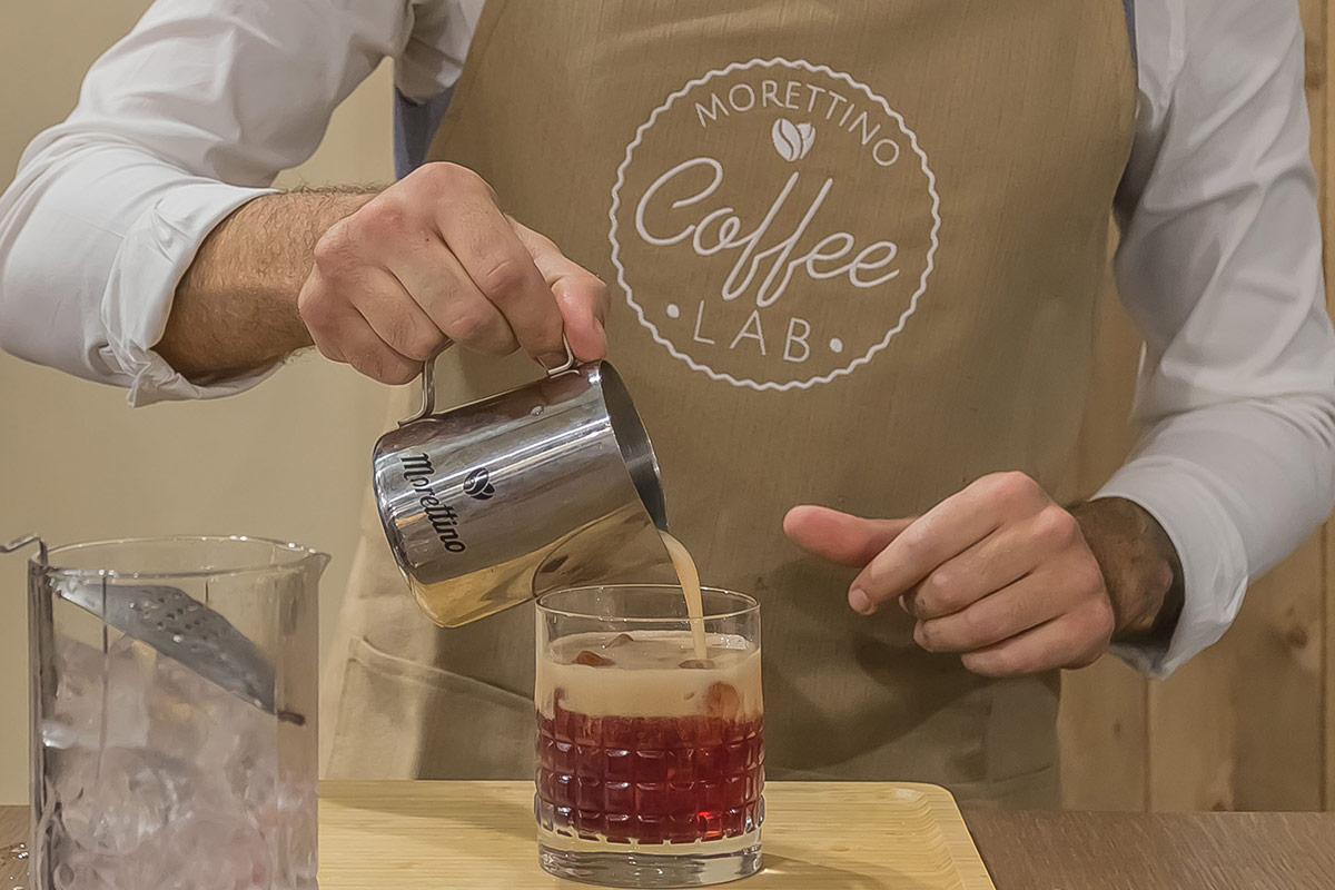 Preparazione di Sant’Espresso Morettino Due cocktail per la notte di Capodanno firmati Morettino