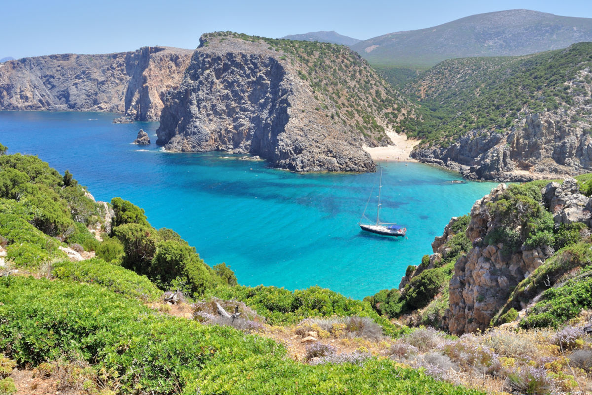 La Sardegna con le sua calette dall'acqua cristallina Tra novità e conferme le tendenze: mare Made in Italy Emirati e America