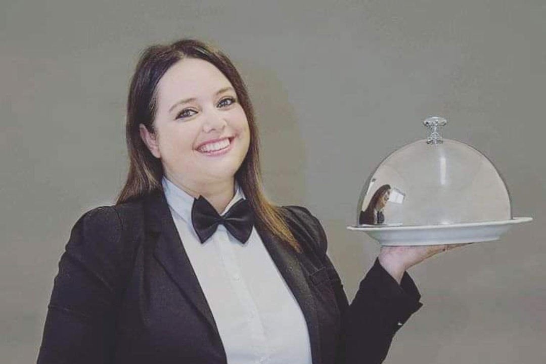 Annika Garutti, docente, ma&icirc;tre di sala e barman Abi Professional della sezione Piemonte All'Istituto Alberghiero Cavagli&agrave; (Bi) omaggio alla Giornata della Ristorazione