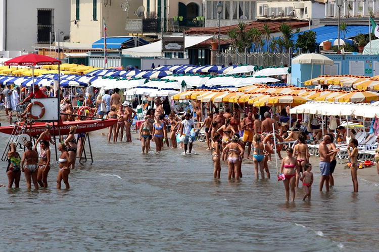 La spiaggia di Alassio - Sempre meno spiagge libere Alassio regina degli stabilimenti