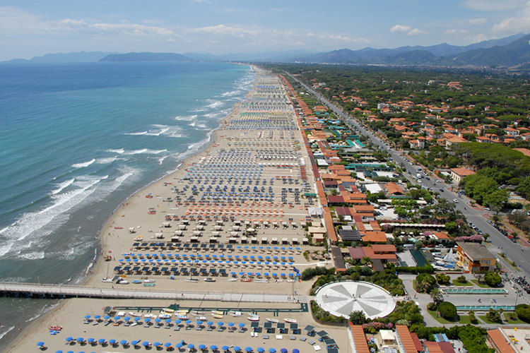 La spiaggia di Forte dei Marmi - Sempre meno spiagge libere Alassio regina degli stabilimenti