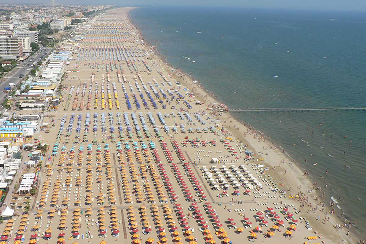 La spiaggia di Rimini - Sempre meno spiagge libere Alassio regina degli stabilimenti