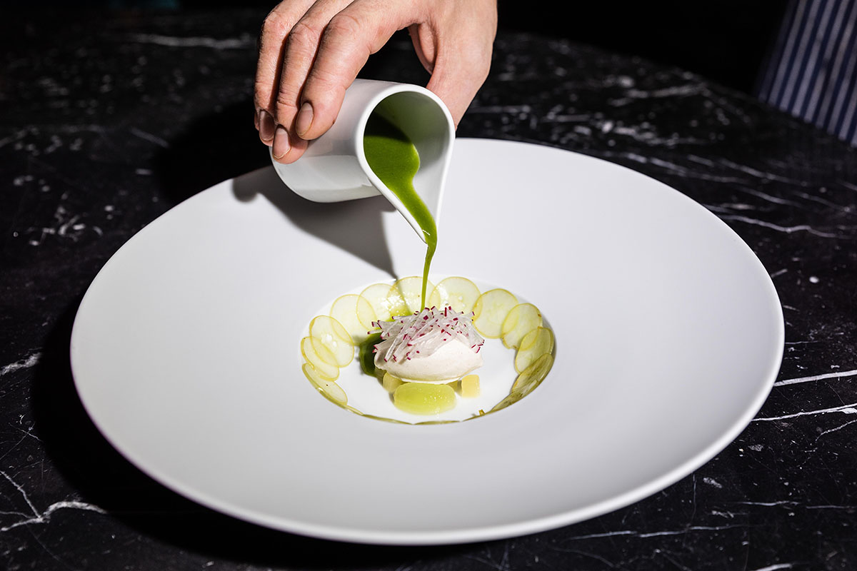 Gazpacho verde con uva e gelato al pepe rosa Riapre il ristorante Seta a Milano Tre i nuovi menu degustazione