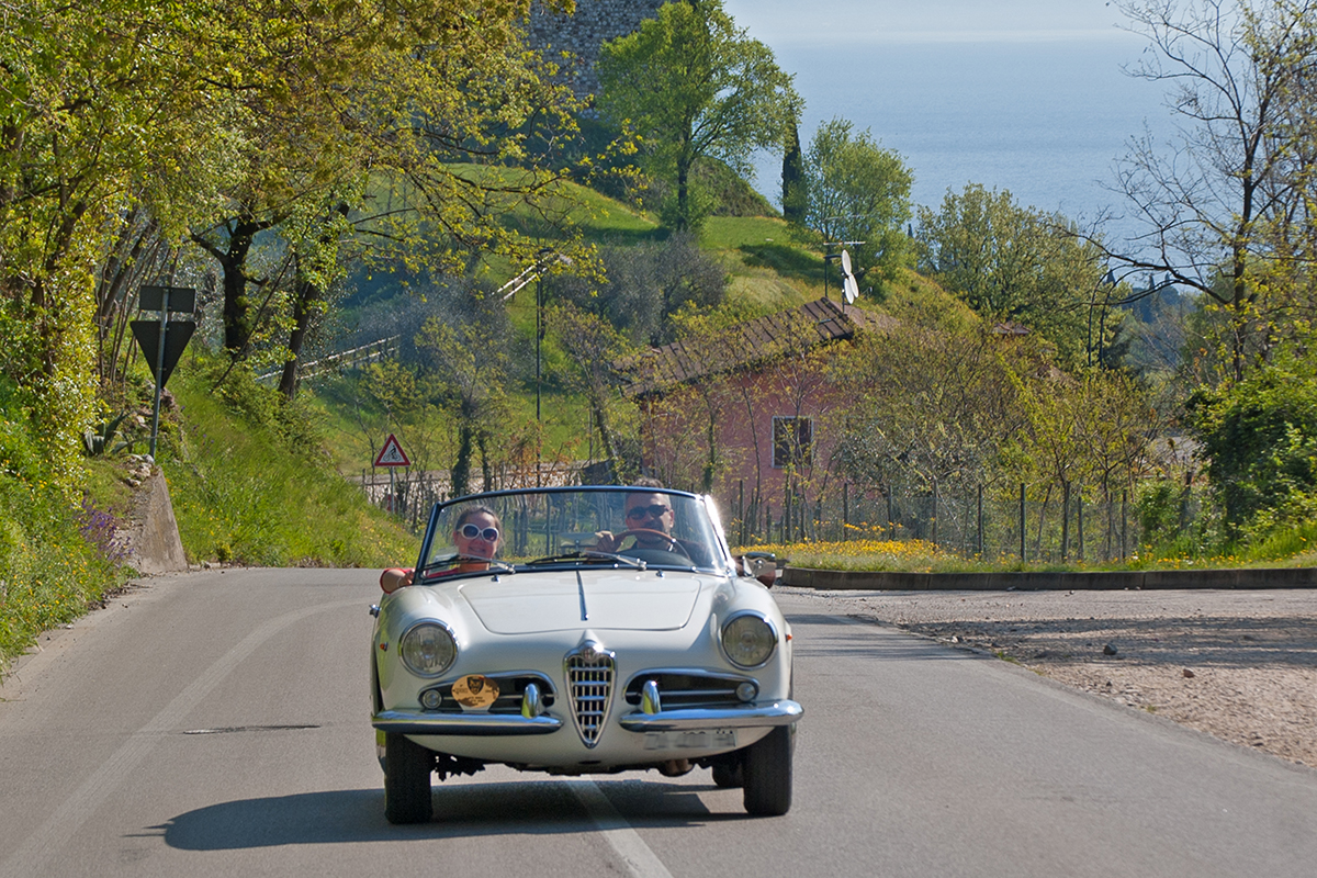 Il giro del lago in spider La felicità? Una spider e un lago per scoprire il Garda su 4 ruote