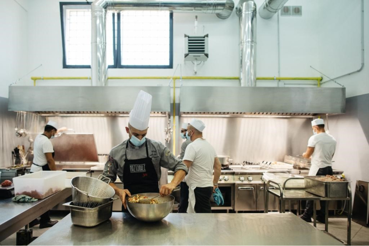 Il laboratorio di Social Food Corporation 300mila Lecce, più di un ristorante: solidarietà e inclusione