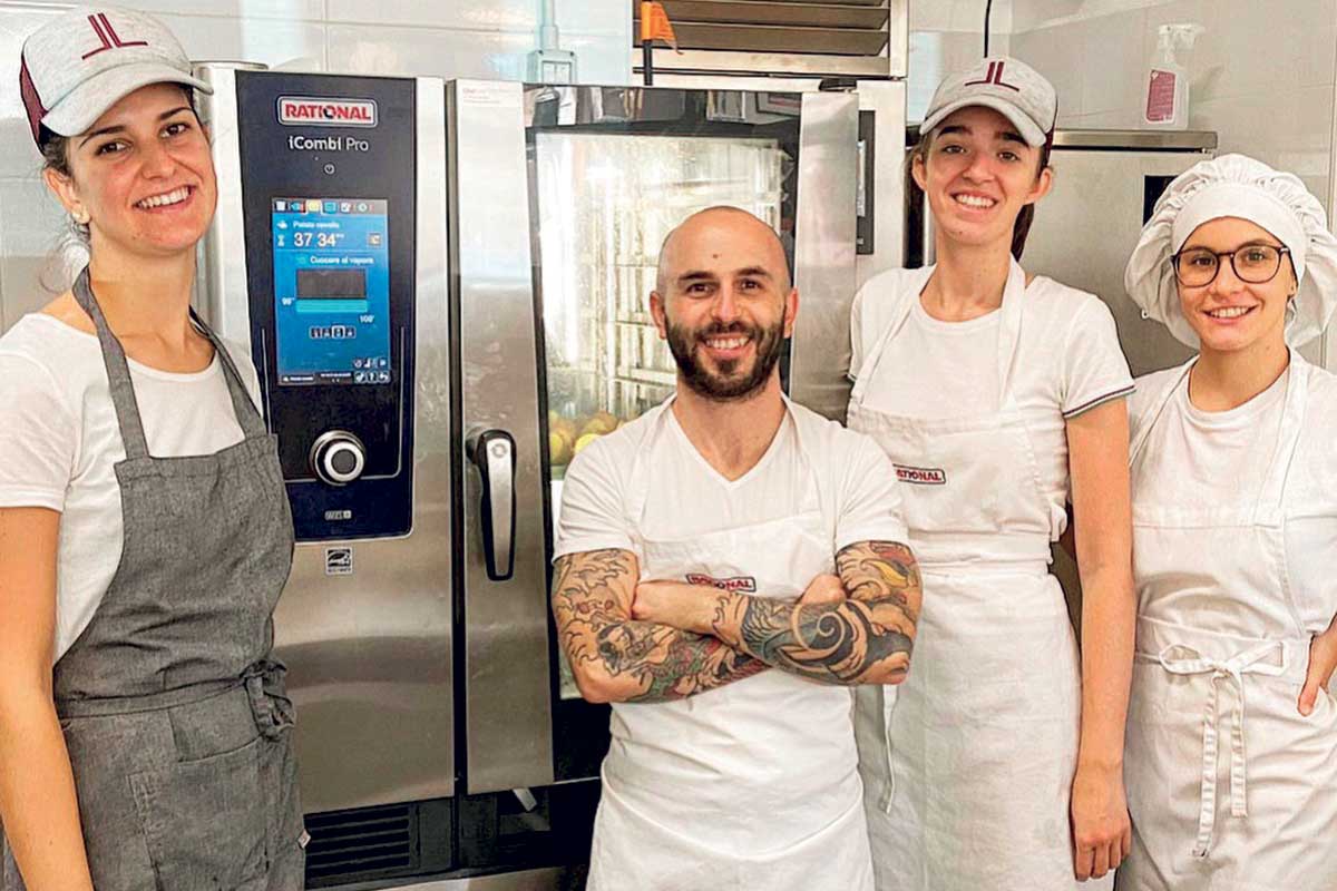 Al centro, Marco Lusso titolare della Pasticceria Luciano di Barge assieme al suo staff Esperienze a confronto per una nuova idea di ristorazione firmata Rational