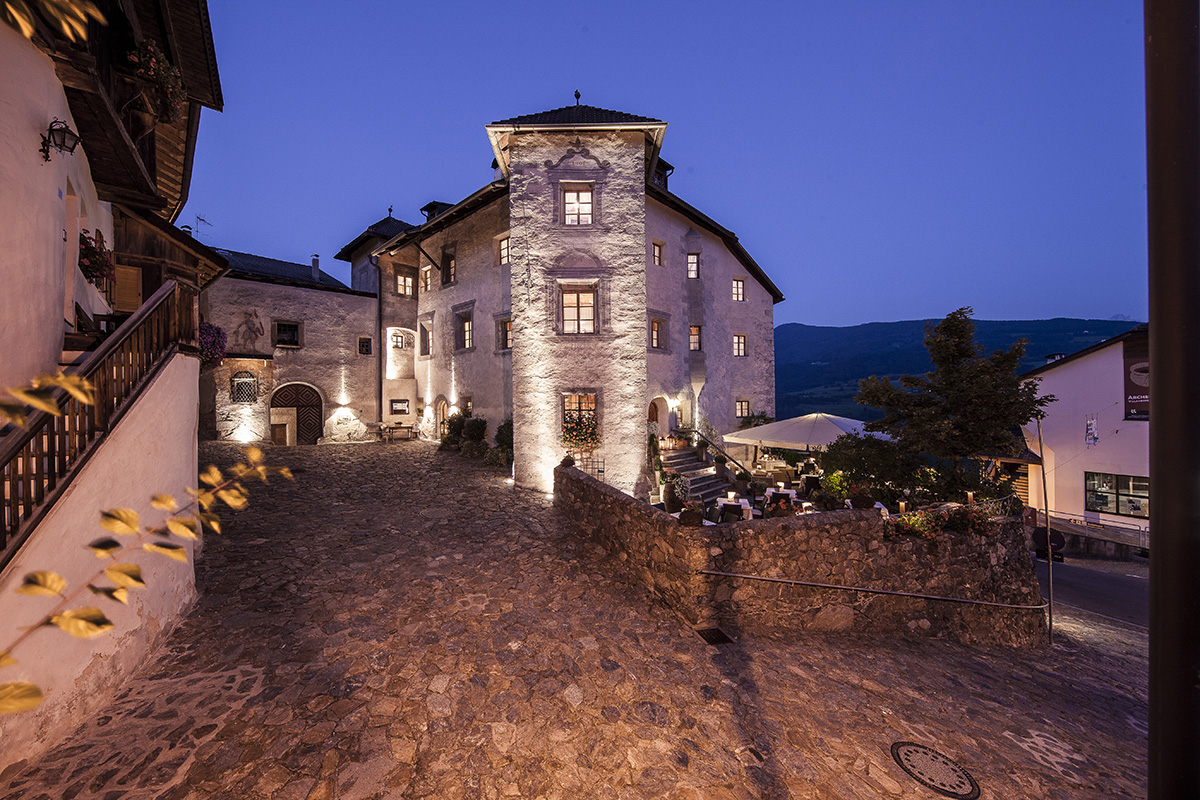 Castel Steinbock, una tenuta del 1750 Castel Steinbock: 12 suite, 3 ristoranti, una tenuta del 1750