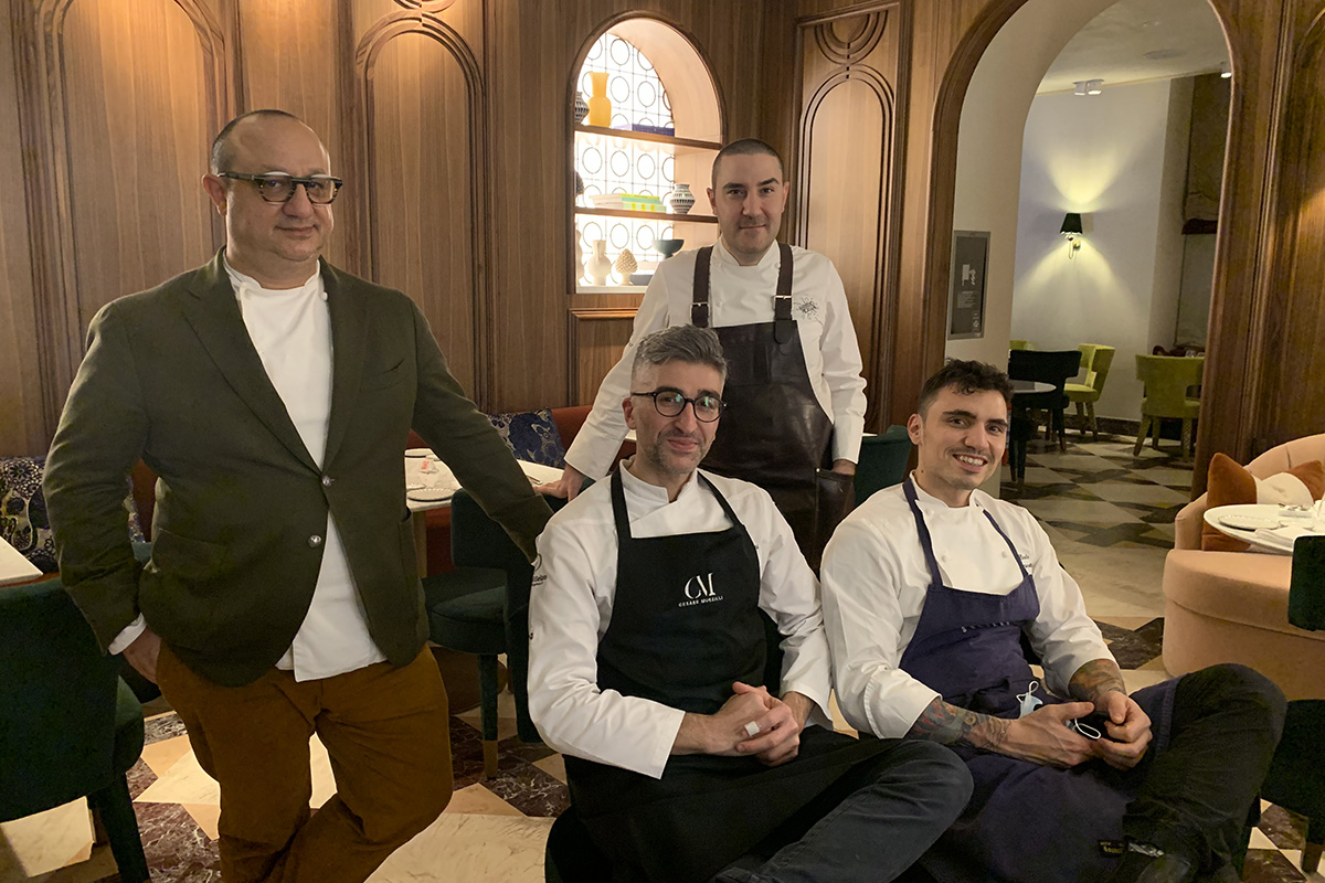 In piedi Ciccio Sultano e Fabrizio Fiorani. Seduti, Cesare Murzilli, Nicola Zamperetti W Hotels debutta a Roma: la cucina firmata da Ciccio Sultano e Fabrizio Fiorani