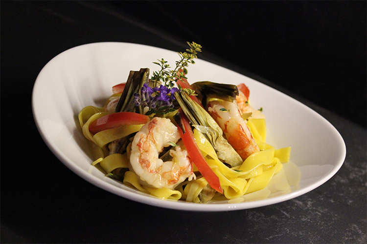 Tagliatelle caserecce spadellate con code di gamberi, cuori di carciofo violetto, timo limonato e falde di pomodoro grappolo