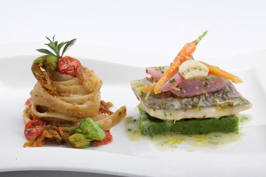 Tagliatelle di semola con polpa di ricci di mare e fior di zucca ricciola su pav&egrave; di zucchine e ortaggi profumate di limone