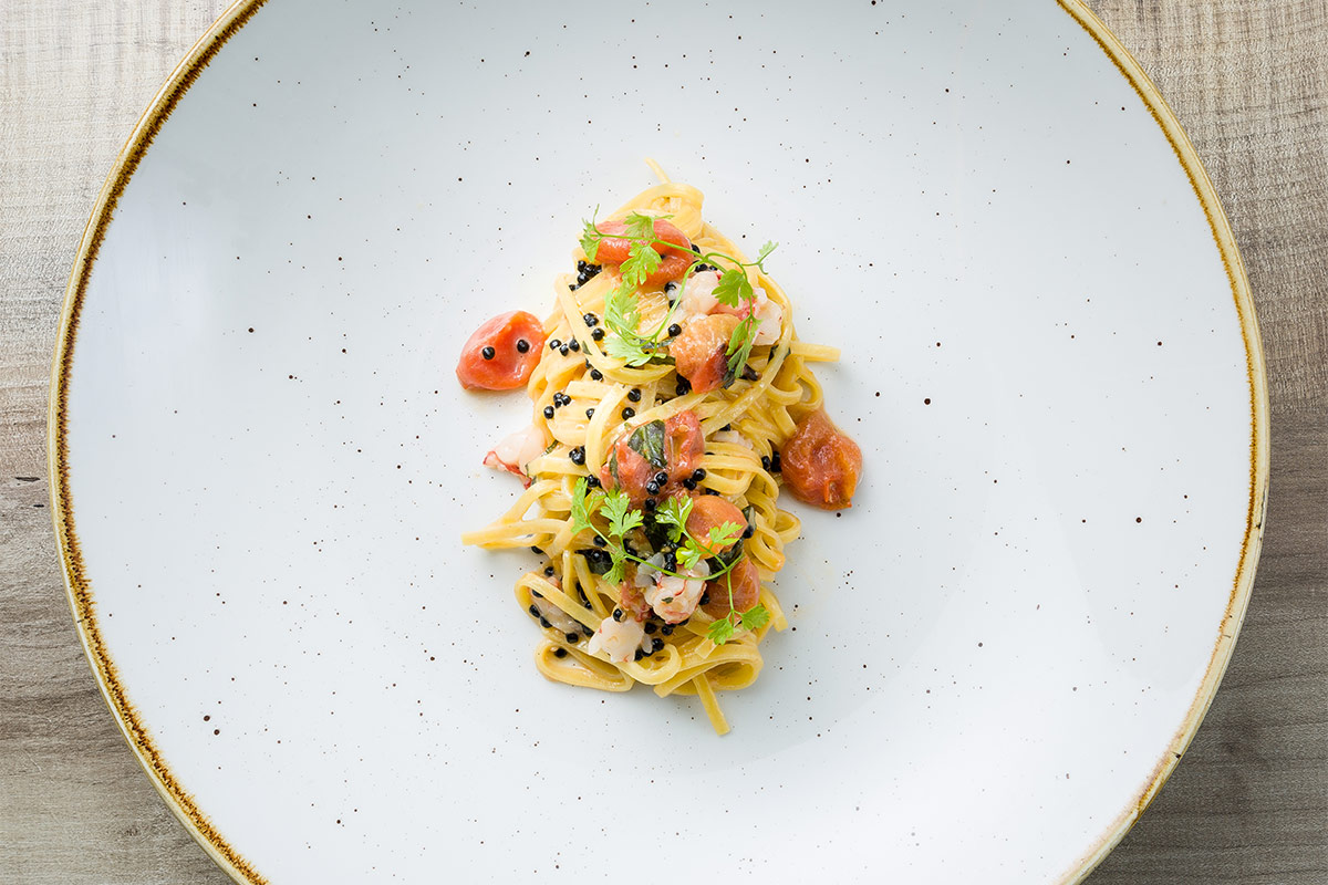 Tagliolini di pasta all’uovo con crudaiola di gambero rosso, perlage di tartufo, Pachino appassito e buccia di limone Tagliolini con crudaiola di gambero, Pachino appassito e buccia di limone