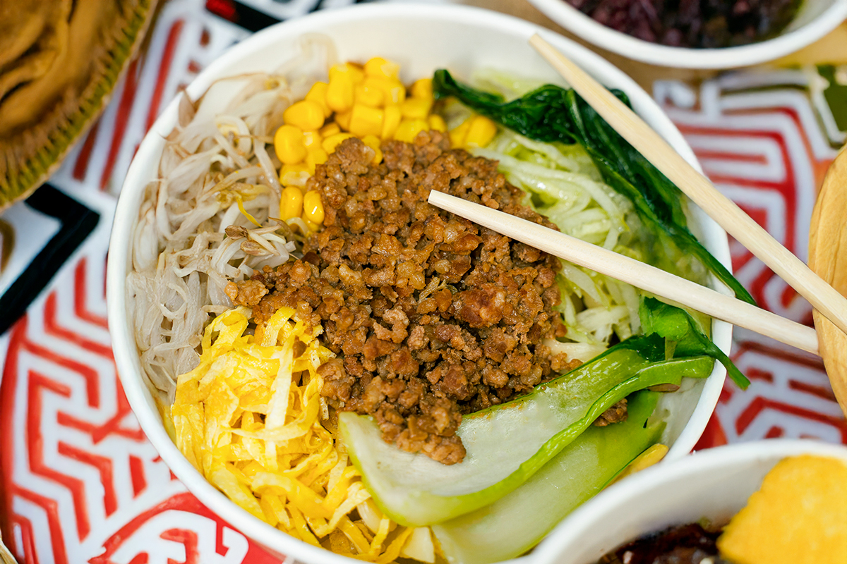 Mangiare streetfood asiatico in un ambiente che ricorda le metropolitane asiatiche