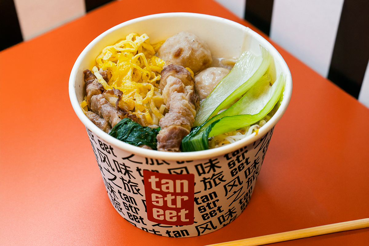 Mangiare streetfood asiatico in un ambiente che ricorda le metropolitane asiatiche