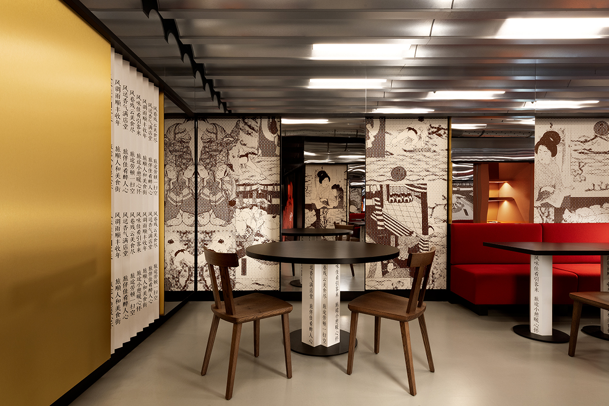 Mangiare streetfood asiatico in un ambiente che ricorda le metropolitane asiatiche