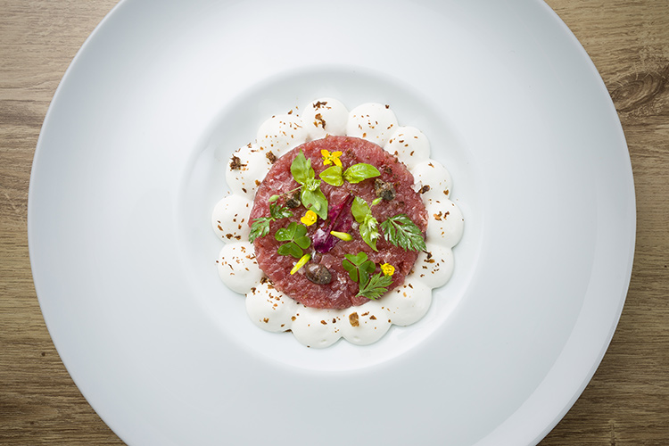 Tartare di tonno rosso su crema di mozzarella di bufala e capperi disidratati