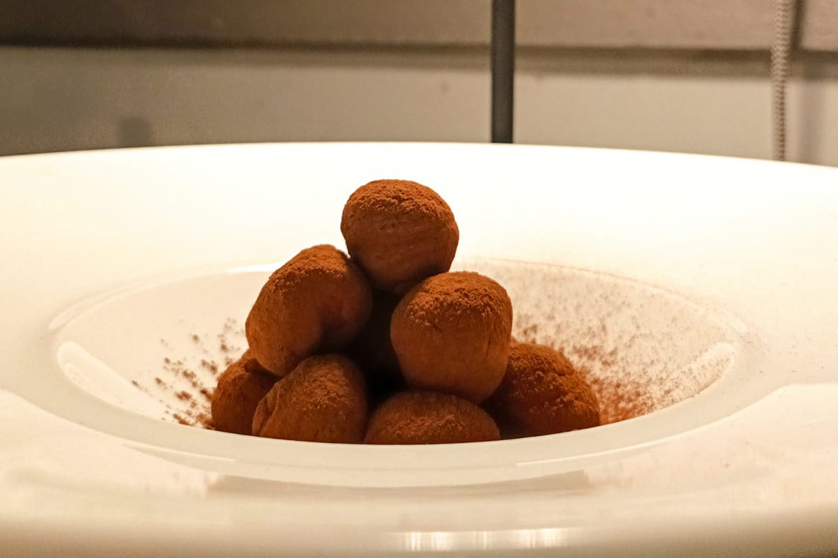 Tartufini al cioccolato fondente, ‘nduja e bacche di pepe rosa Tartufini al cioccolato fondente