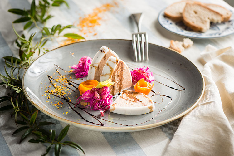 (Terrina di cacciagione con zucca gialla piccante e cavolo rosso)