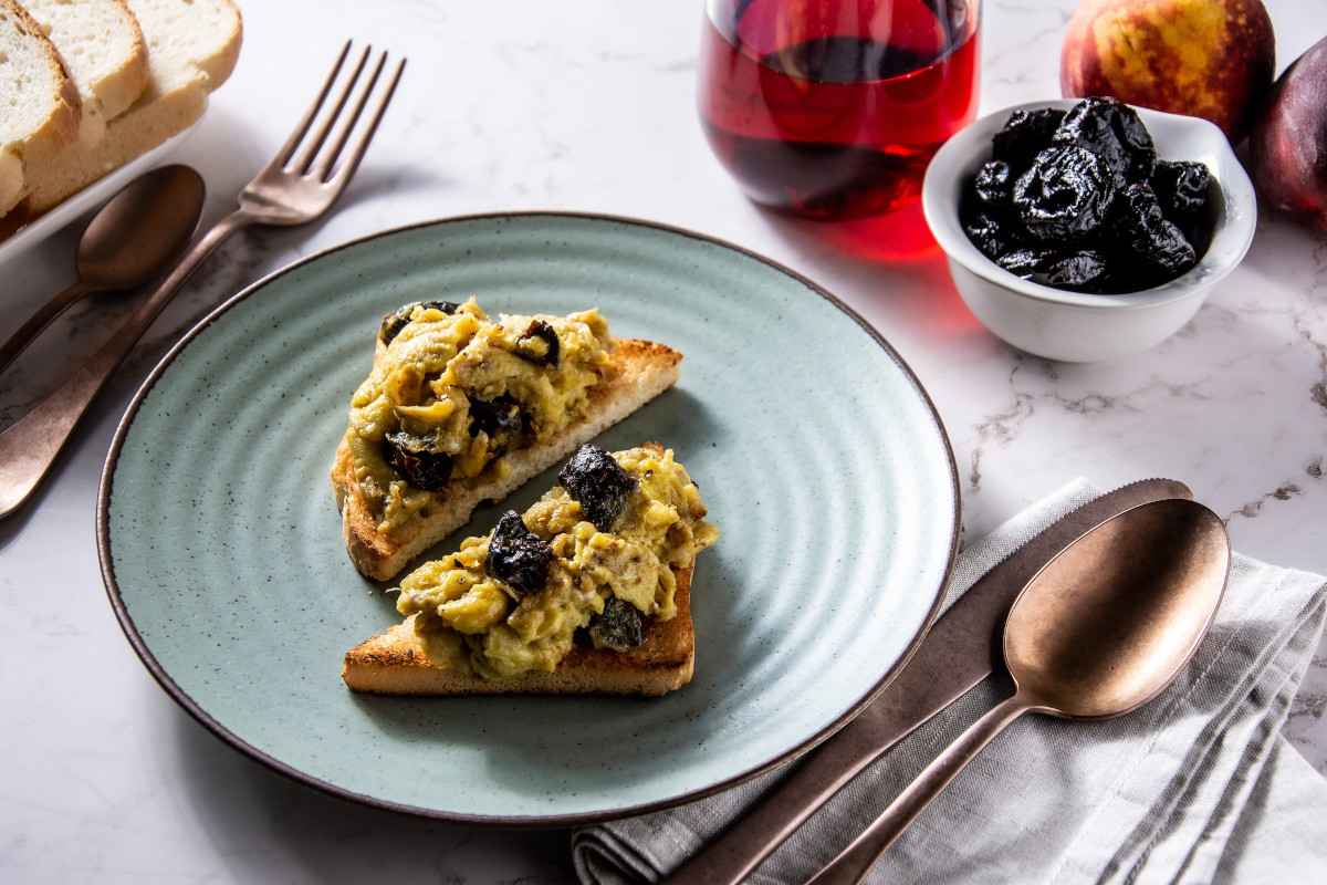 Toast con uova strapazzate alle Prugne della California. Foto: California Prune Board Toast con uova strapazzate alle prugne della California