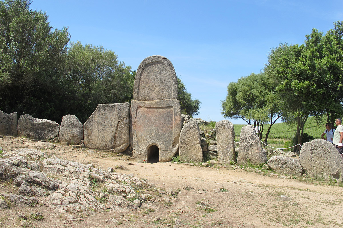 Tomba dei giganti di Coddu Vecchju  Sulìa House, in Gallura il più piccolo Hilton del mondo