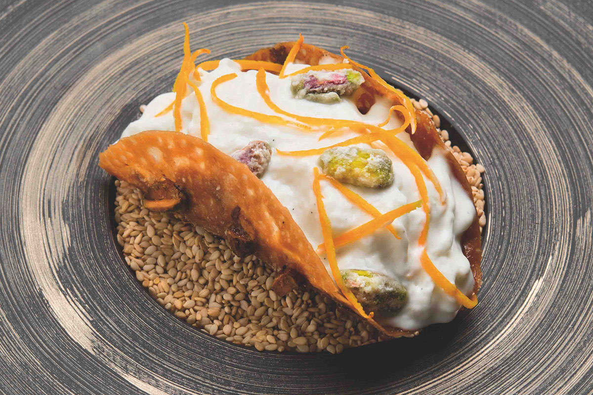 Da Palermo a Citt&agrave; del Messico - Tacos con biscotto al pistacchio, spuma di ricotta, arancia candita e vaniglia con pistacchi sabbiati e pralinati Da Palermo a Citt&agrave; del Messico