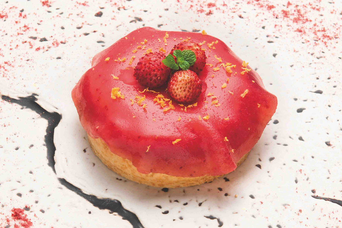 &ldquo;Fragola Velata&rdquo; - Variazione di fragole, mousse, gelee` e polvere con sable` di frolla, frangipane, crema pasticcera, lemon curd e menta fresca Fragola Velata