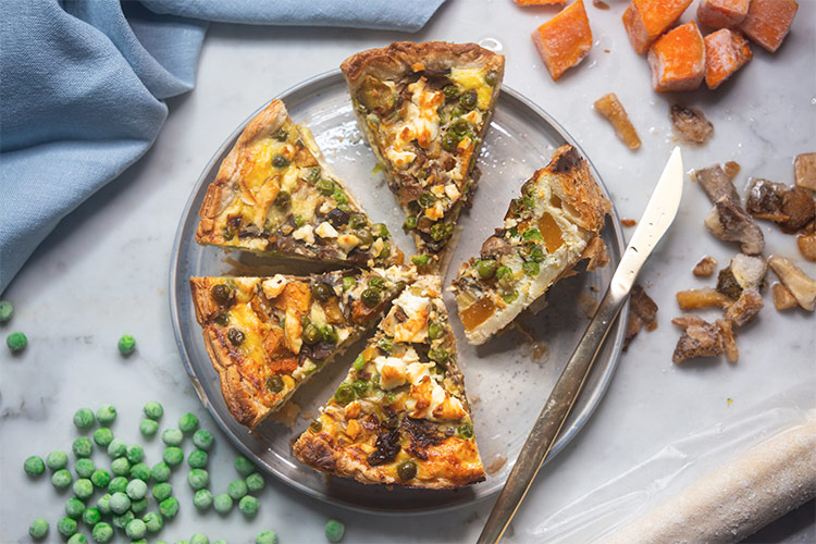 Torta salata con zucca, funghi e piselli