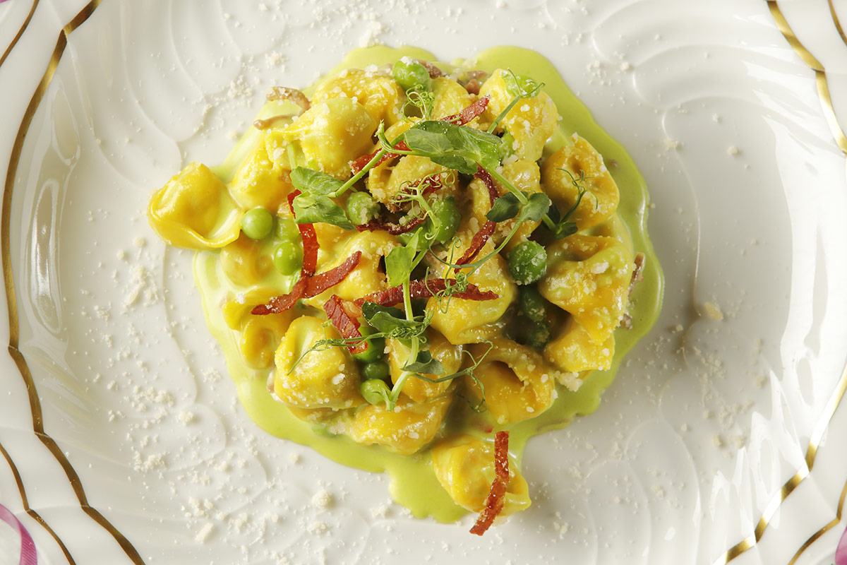 Tortellini con crema di piselli al basilico e prosciutto di Parma Tortellini con crema di piselli al basilico e prosciutto di Parma