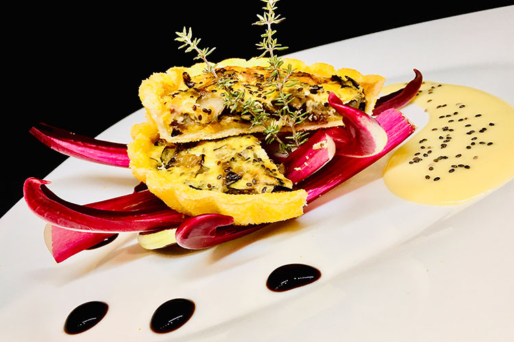 Tortino di pasta brisé al mais, ripieno con radicchio tardivo, Trentingrana Dop e semi di chia servito con fonduta di formaggi di malga