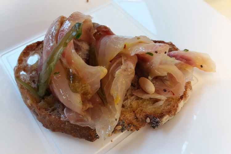 Muggine con uova su crostone di pane con pinoli, alga kobu e finocchio marino fermentato(Piccoli cuochi scrittori crescono Due nuovi libri editi da Gambero Rosso)