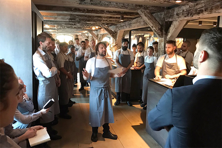 Ren&eacute; Redzepi e lo staff del Noma - Tredici anni dopo, il Noma chiude  Redzepi pensa ora ad una fattoria urbana