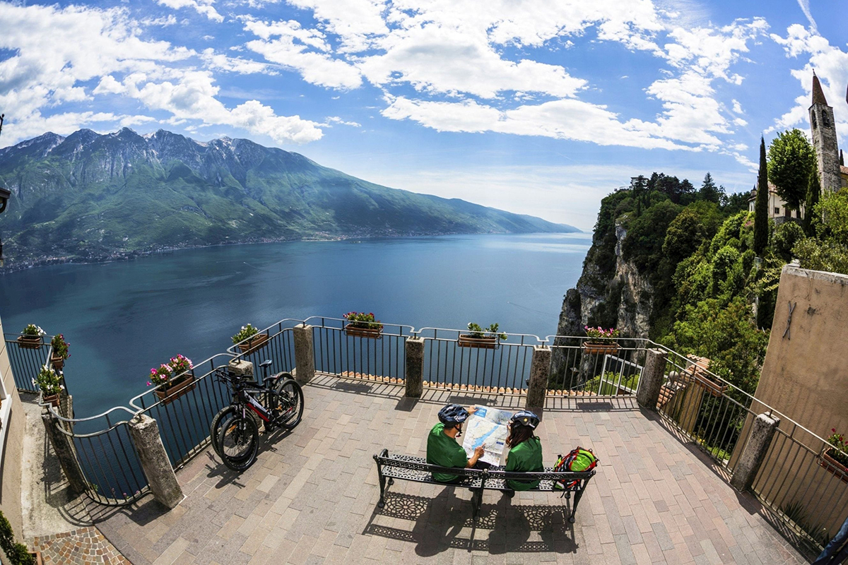 01 Tremosine sul Garda. Foto: Garda Lombardia Pedalando senza fretta nei luoghi più incantevoli della provincia di Brescia