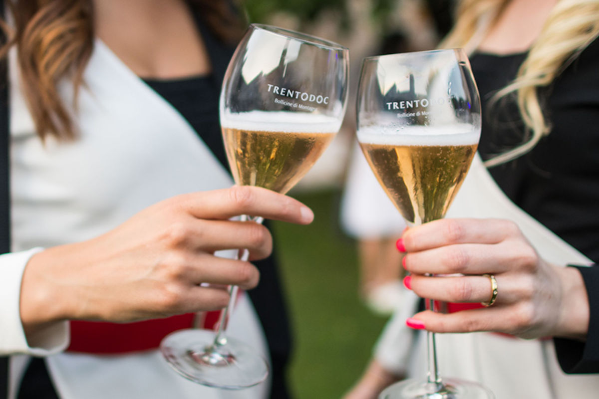 Prosit con le bollicine di montagna Trentodoc