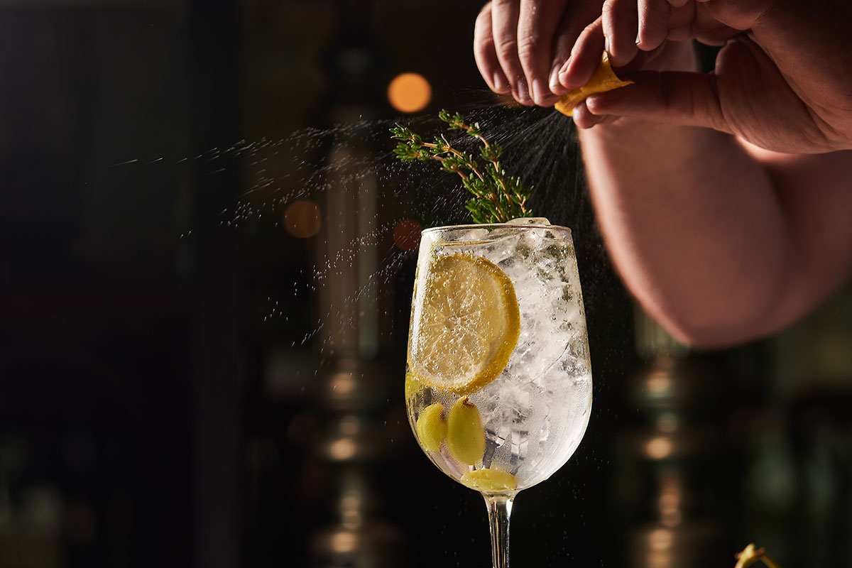 Tutti pazzi per il gin, liscio o miscelato nei cocktail