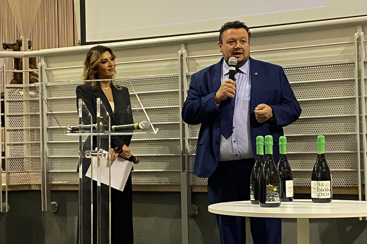 Vini Emilia Igt: c'è la fascetta anticontraffazione con “Passaporto digitale”