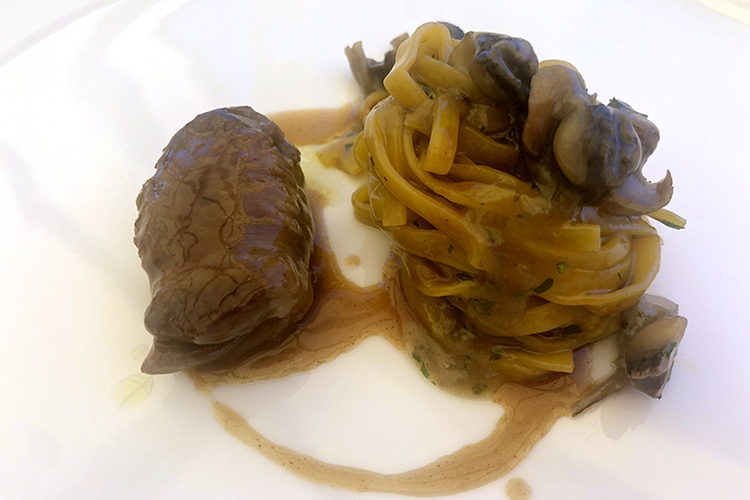 Tagliatella al ragù di raguse e boccone di lepre, un fuori menu - Meno piatti, ma qualità intatta La ripartenza sprint di Uliassi