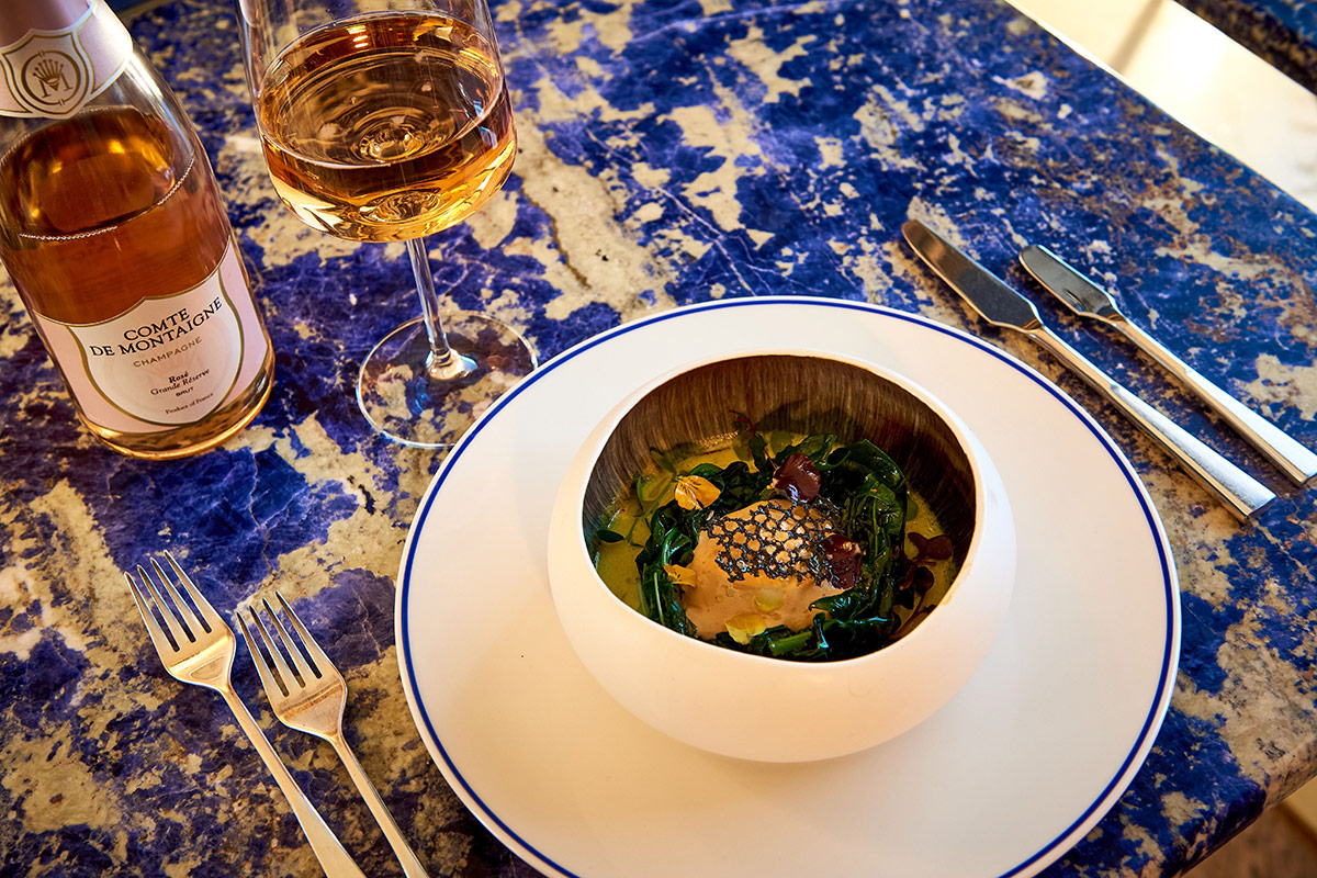 Uovo cotto a bassa temperatura con spinaci appena scottati, crema allo zafferano e concentrato di gambero rosso Rosé Comte de Montaigne protagonista del menu di San Valentino