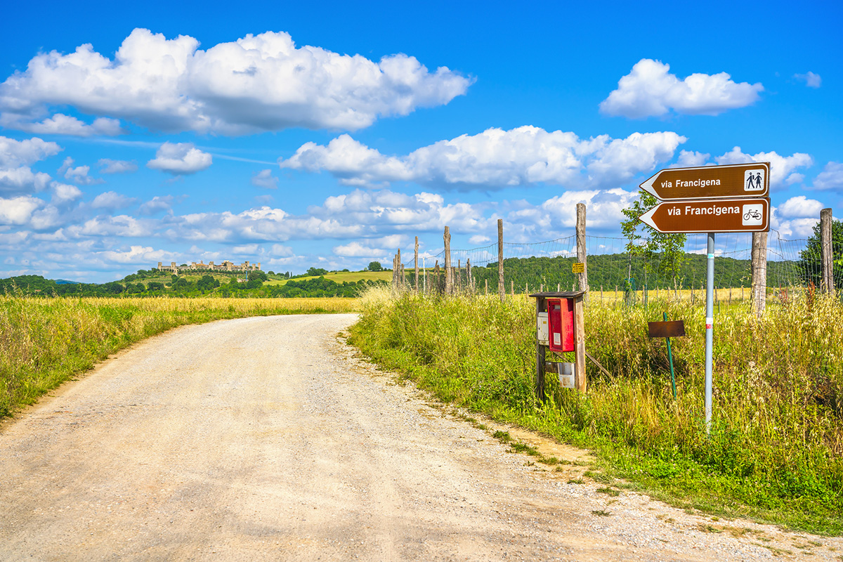 La Via Francigena, uno degli itinerari religiosi italiani Turismo religioso ecco cinque mete in cui si incontrano fede cultura e... gusto