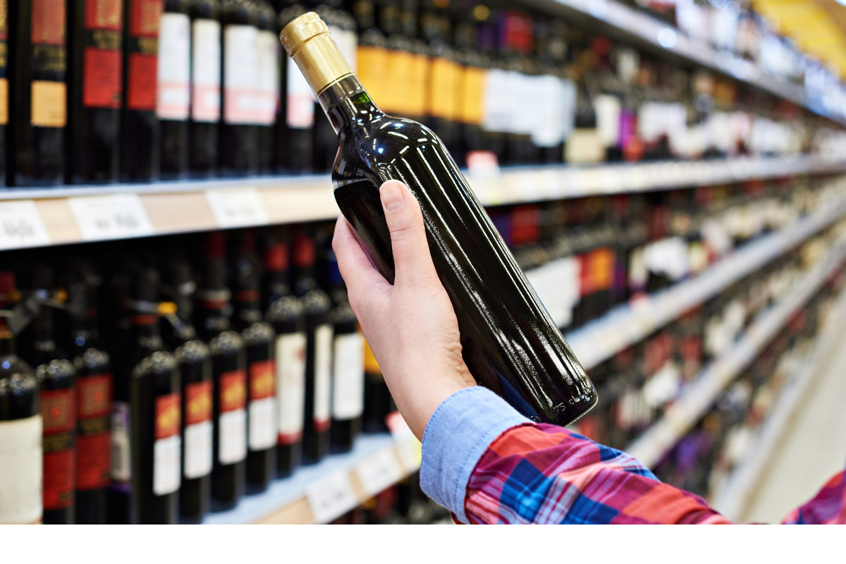 Vino acquistato in un supermercato (Gdo) Vino: cala la vendita nei supermercati e nell’e-commerce, ma il dato resta positivo