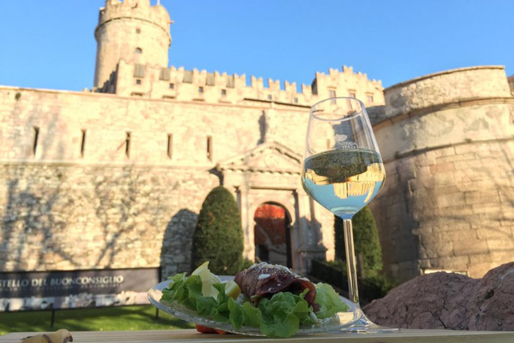 Vino, dimore storiche e cinema Una giornata alla scoperta di Trento