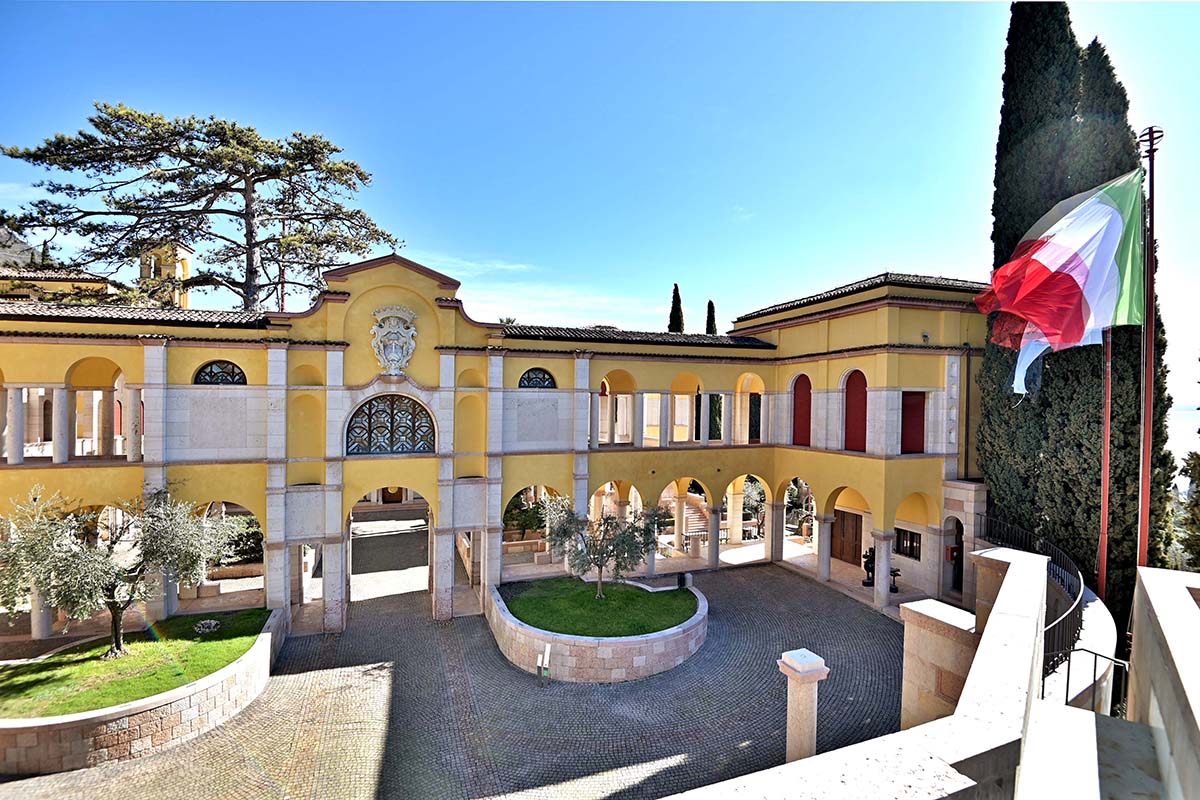 Costruito a Gardone Riviera sulle rive del lago di Garda Nei panni di Gabriele d&rsquo;Annunzio: alla scoperta de Il Vittoriale