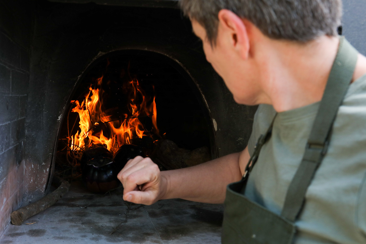 Per il menu denominato Fuoco Viviana Varese utilizza forno a legna e barbecue W Villadorata: Viviana Varese torna in Sicilia