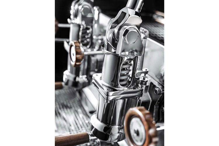 Wega vola a Tokyo per Scaj In vetrina Vela Vintage e Polaris Wega vola a Tokyo per Scaj In vetrina Vela Vintage e Polaris