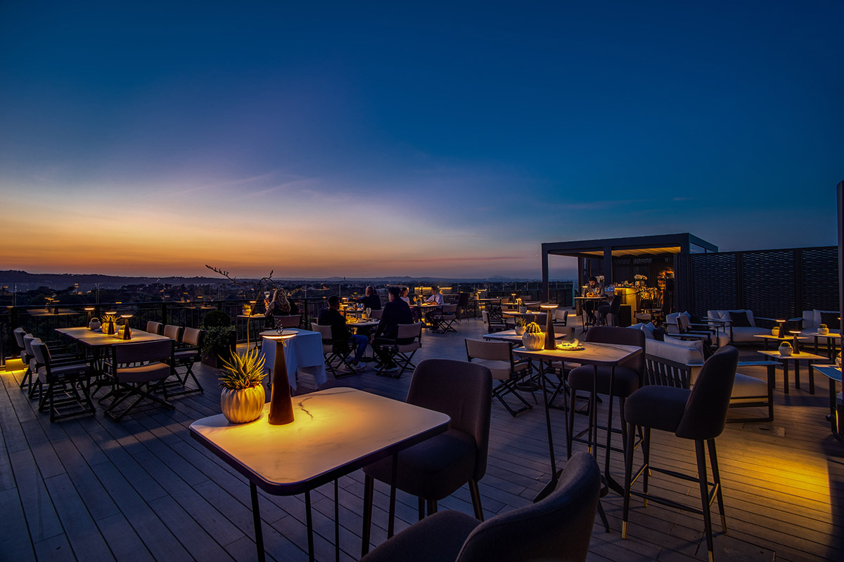 Adèle, l’esclusivo Sky Bar della terrazza dello storico Hotel Splendide Royal Da Roma alla Champagne: bollicine al tramonto e vista spettacolare