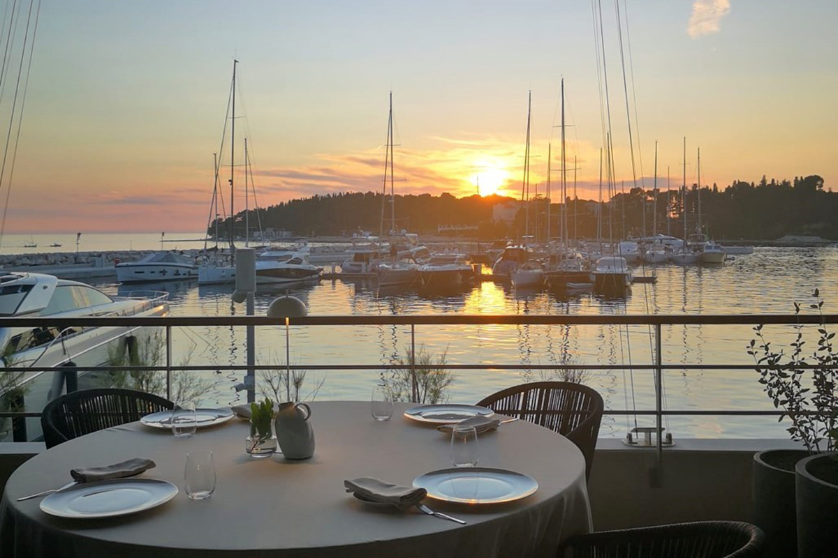 La terrazza Agli Amici sbarca a Rovigno. Menu tradizionale, vista mozzafiato