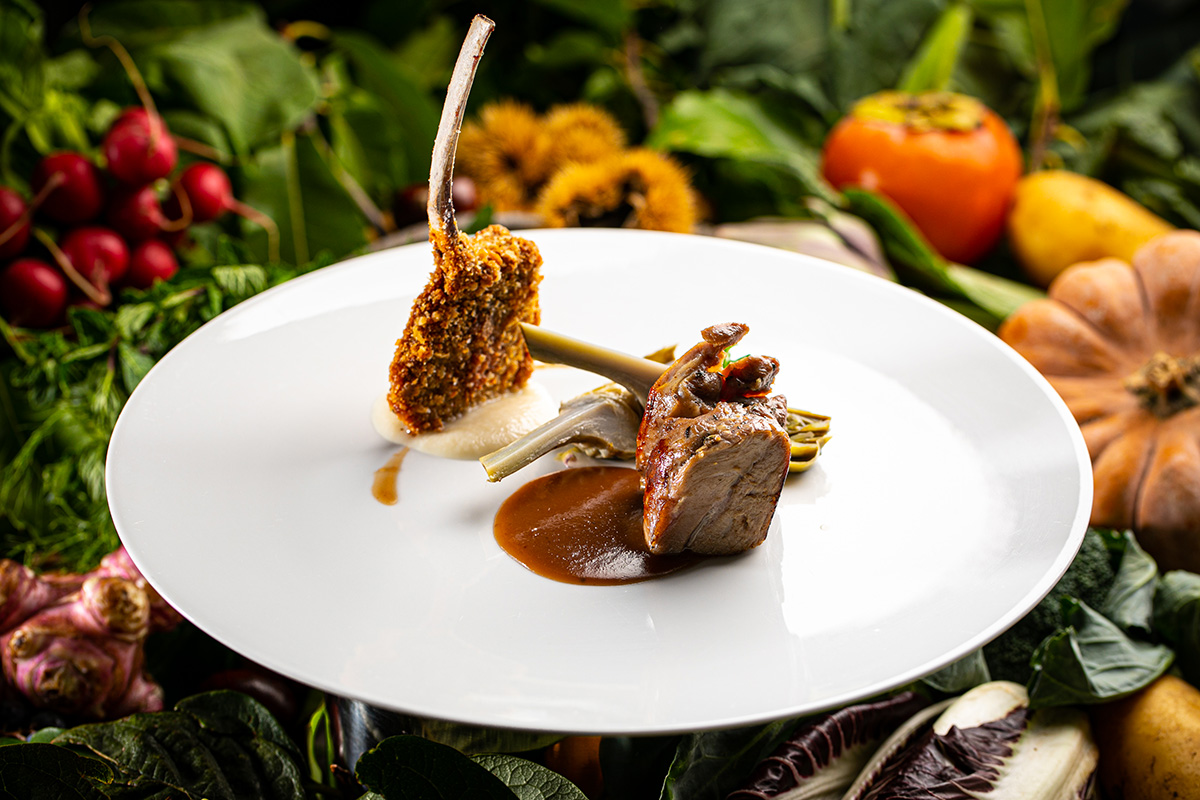 Agnello in due cotture, fritto e al forno, con carciofo alla Romana Carne e stagionalit&agrave;: la filosofia di Dino De Bellis