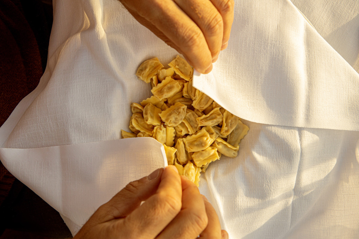 Agnolotti, piatto della tradizione piemontese (foto Parallelozero) Alba, paesaggi incantevoli per un turismo slow e di qualità